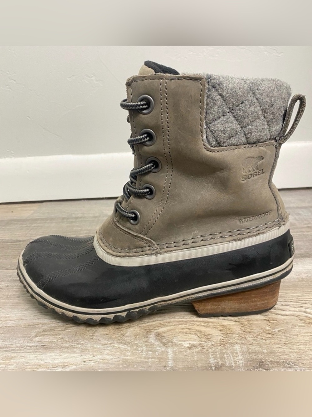 Sorel Women’s Slimpack II Lace Boots in Gray/Black-size 7